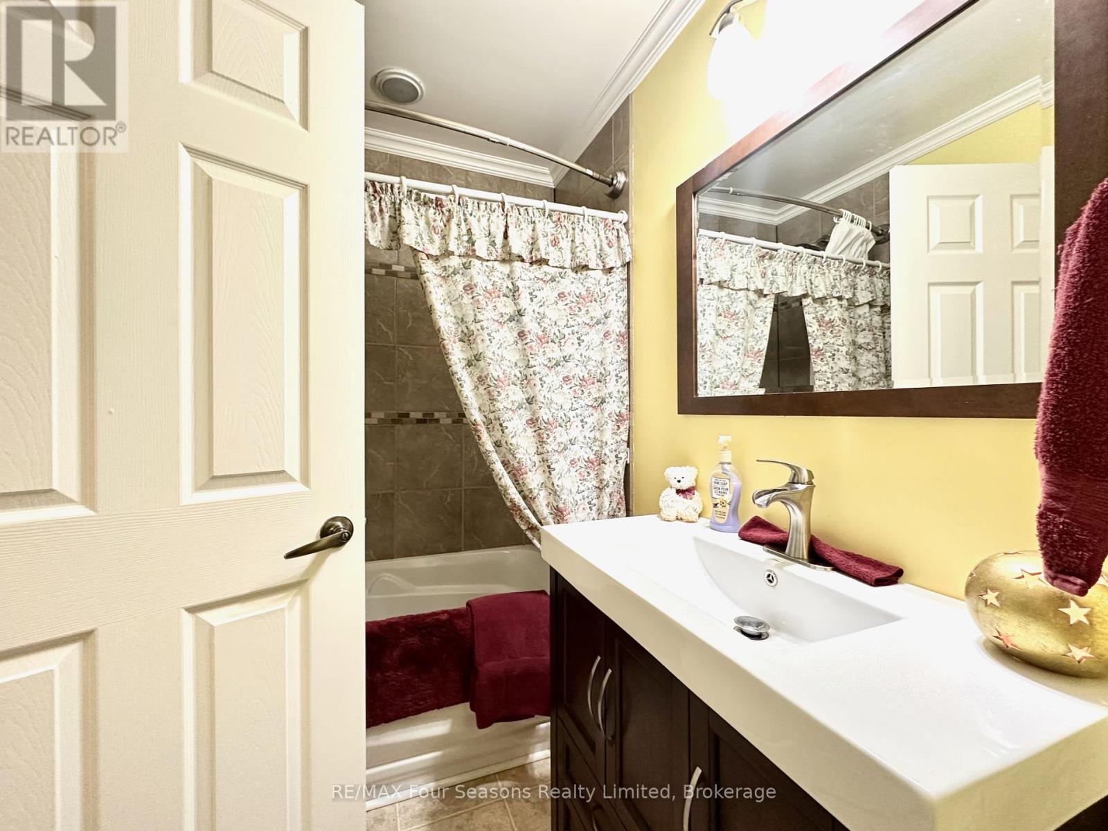 225 Christopher Street, Clearview, Ontario  L0M 1S0 - Photo 34 - S12354209