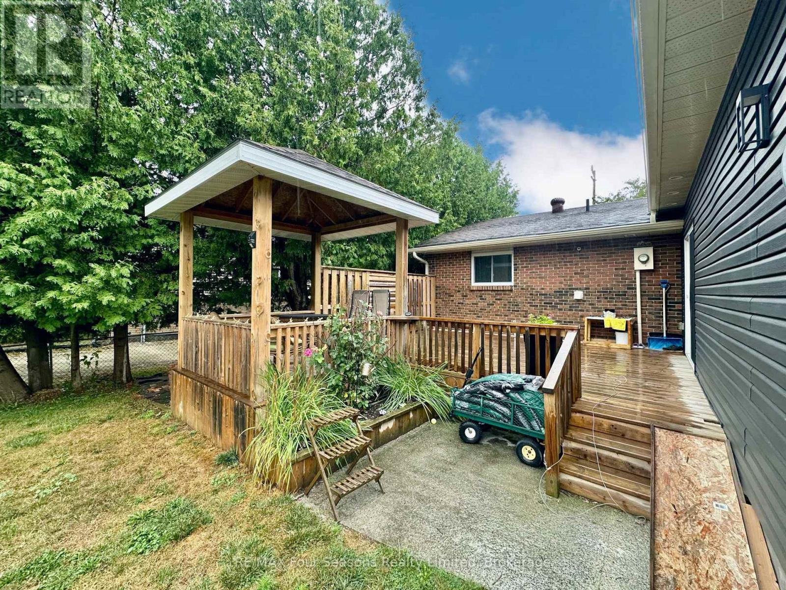 225 Christopher Street, Clearview, Ontario  L0M 1S0 - Photo 37 - S12354209