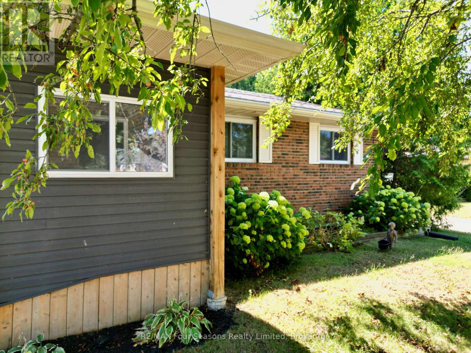 225 Christopher Street, Clearview, Ontario  L0M 1S0 - Photo 6 - S12354209