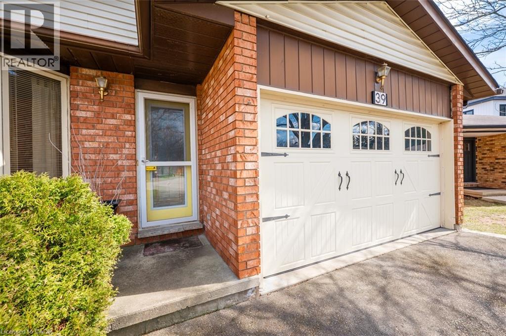 39 Bloomsbury Court, Ancaster, Ontario  L9G 4L6 - Photo 2 - 40761981