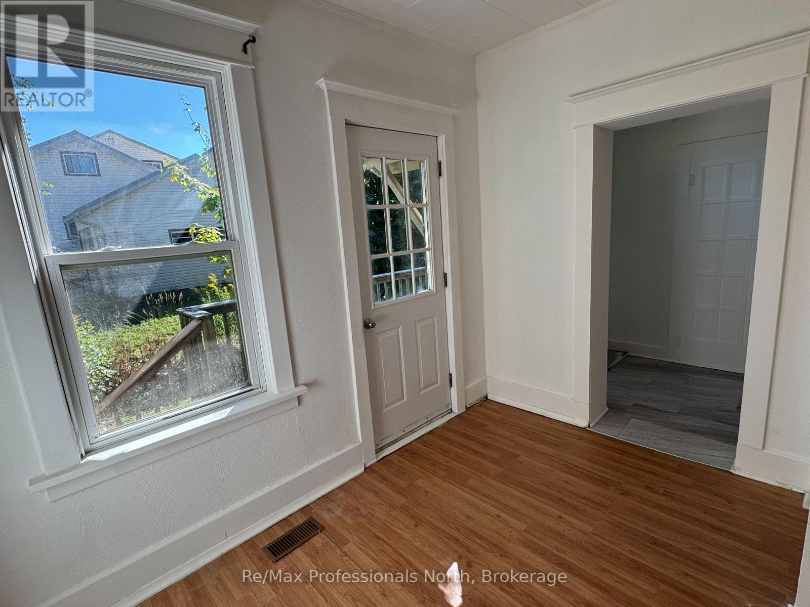 261 Hotchkiss Street, Gravenhurst, Ontario  P1P 1H7 - Photo 18 - X12355827
