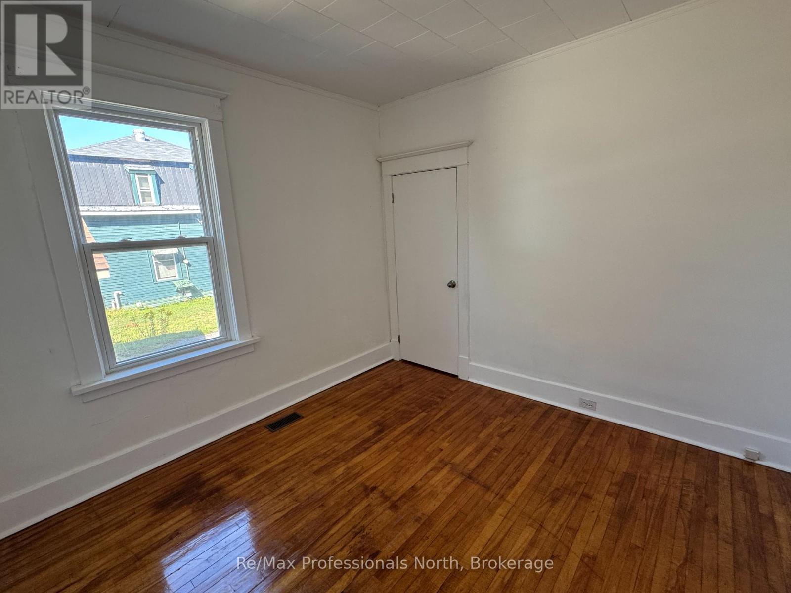 261 Hotchkiss Street, Gravenhurst, Ontario  P1P 1H7 - Photo 22 - X12355827