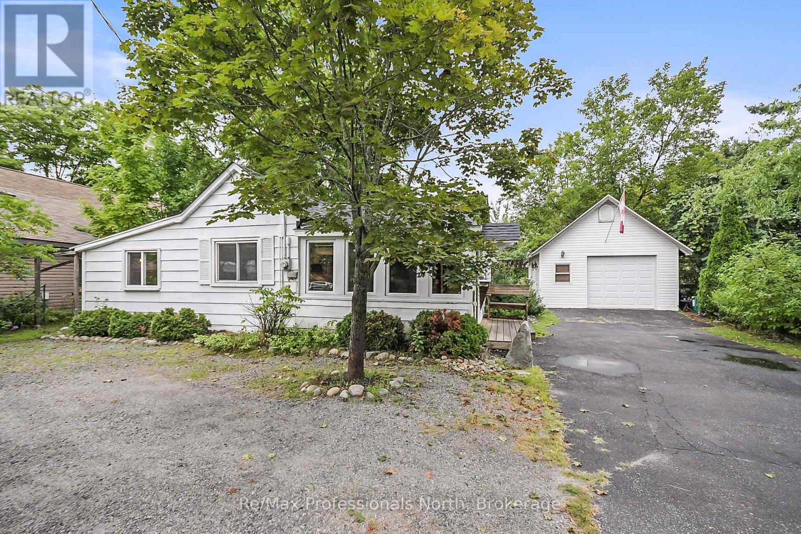 520 First Street N, Gravenhurst, Ontario  P1P 1B9 - Photo 1 - X12356952