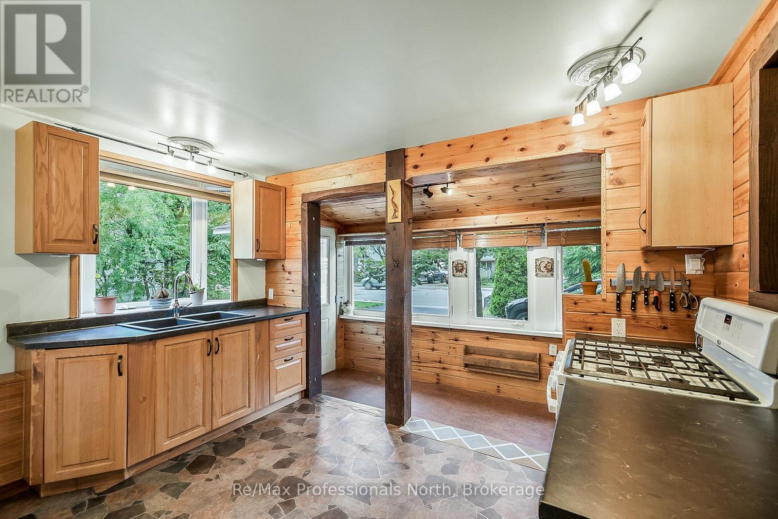 520 First Street N, Gravenhurst, Ontario  P1P 1B9 - Photo 3 - X12356952