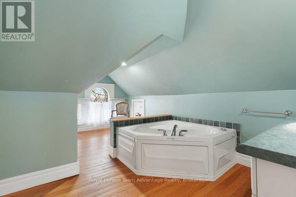 20 Belvedere Avenue, Parry Sound, Ontario  P2A 2A1 - Photo 33 - X12362134