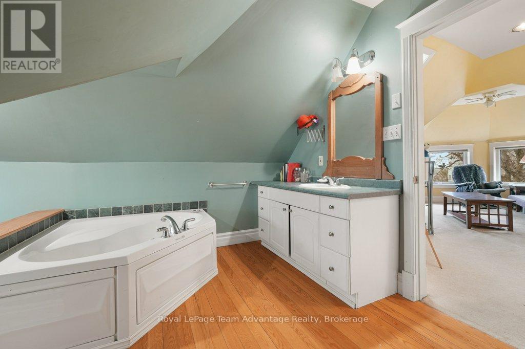 20 Belvedere Avenue, Parry Sound, Ontario  P2A 2A1 - Photo 34 - X12362134