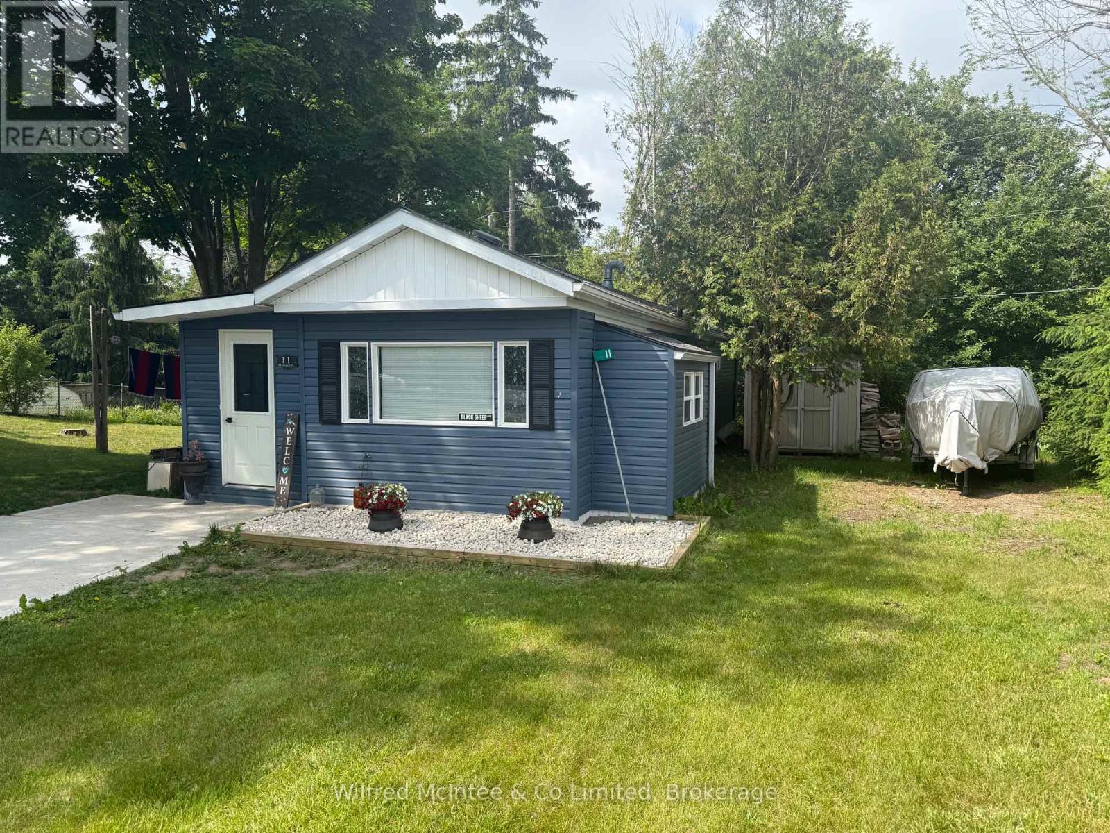 11 Bluejay Court, Brockton, Ontario  N0G 2V0 - Photo 2 - X12363200