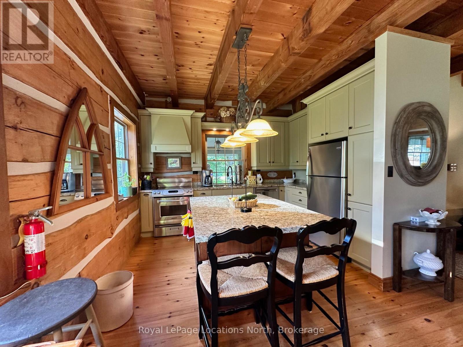 115 Tyrol Avenue, Blue Mountains, Ontario  N0H 2E0 - Photo 7 - X12366956