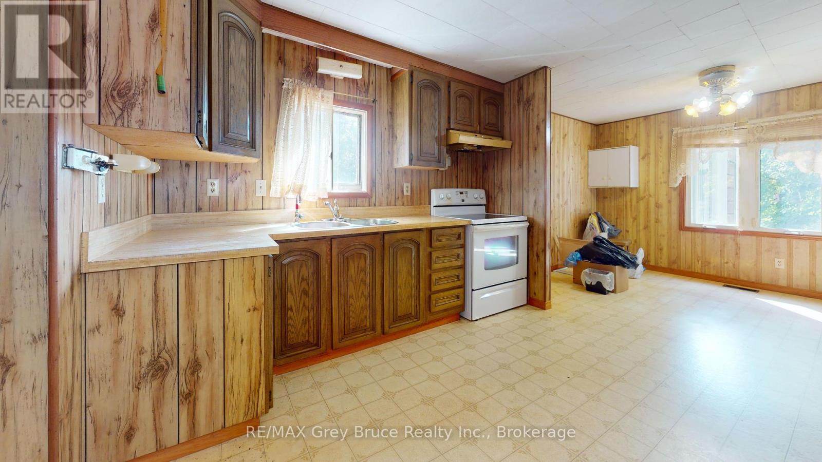 1069 7th Avenue, Hanover, Ontario  N4N 2K4 - Photo 5 - X12367243