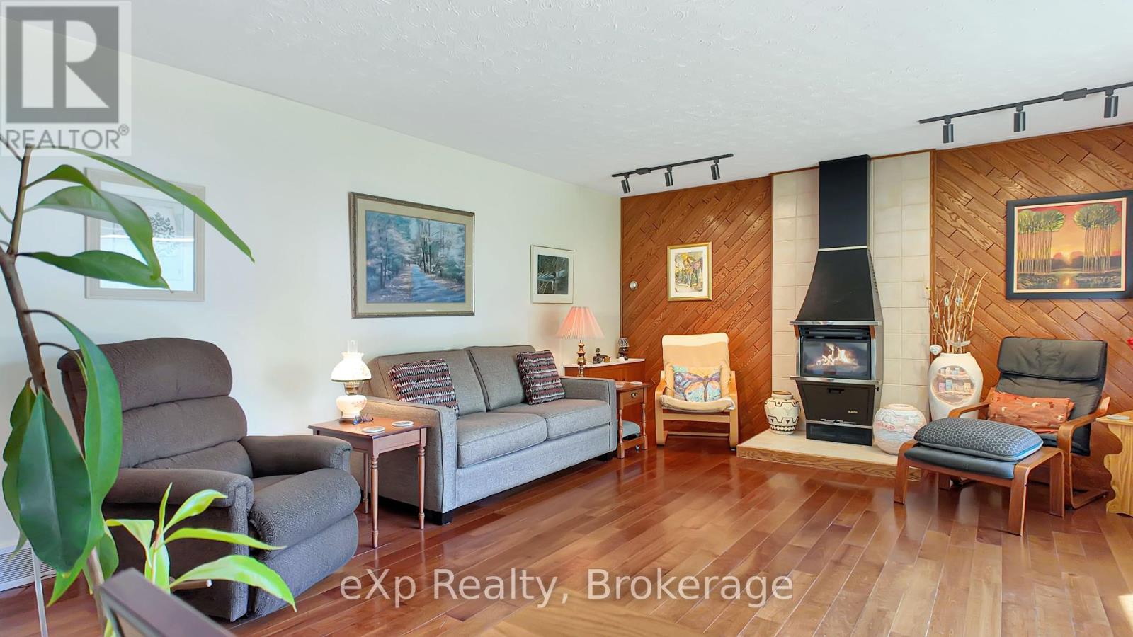 402 Mary Street, West Grey, Ontario  N0G 1C0 - Photo 13 - X12367360