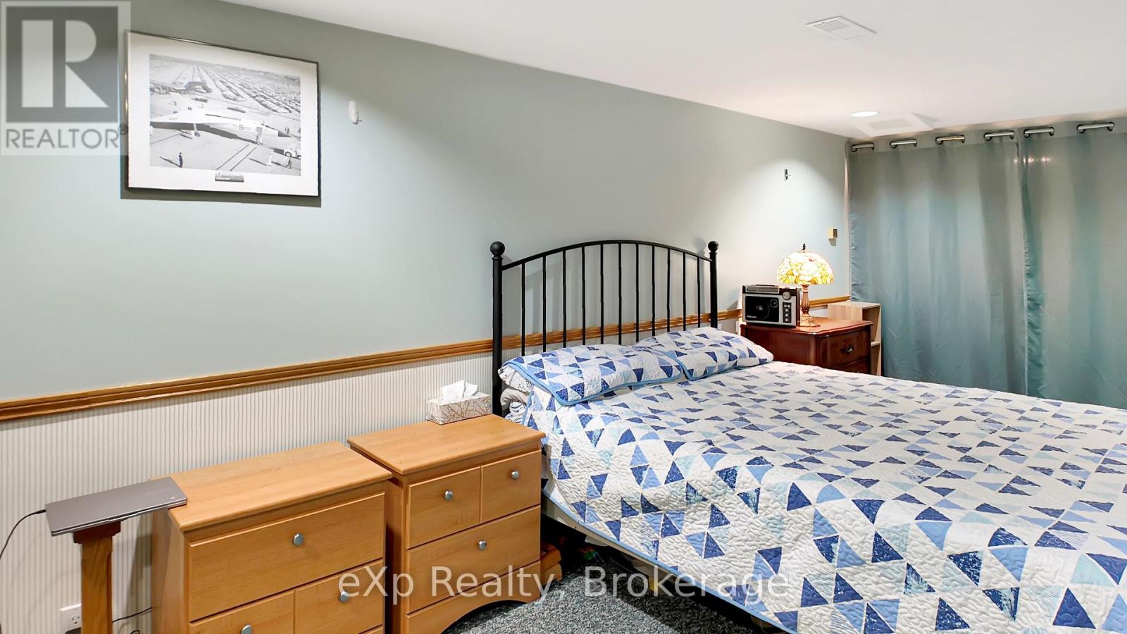 402 Mary Street, West Grey, Ontario  N0G 1C0 - Photo 26 - X12367360