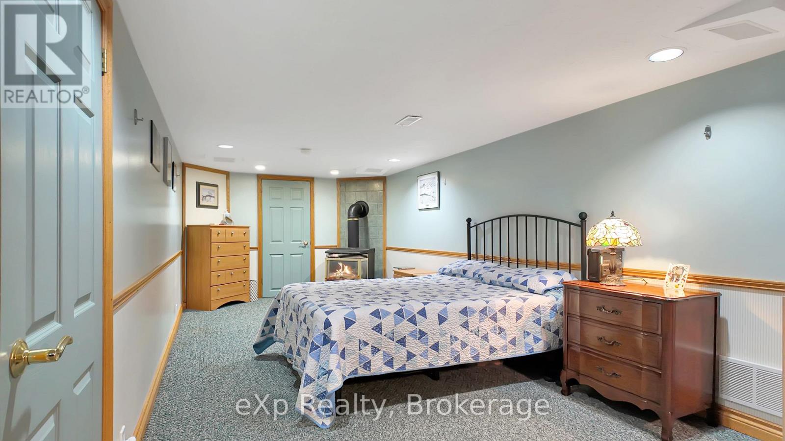 402 Mary Street, West Grey, Ontario  N0G 1C0 - Photo 28 - X12367360