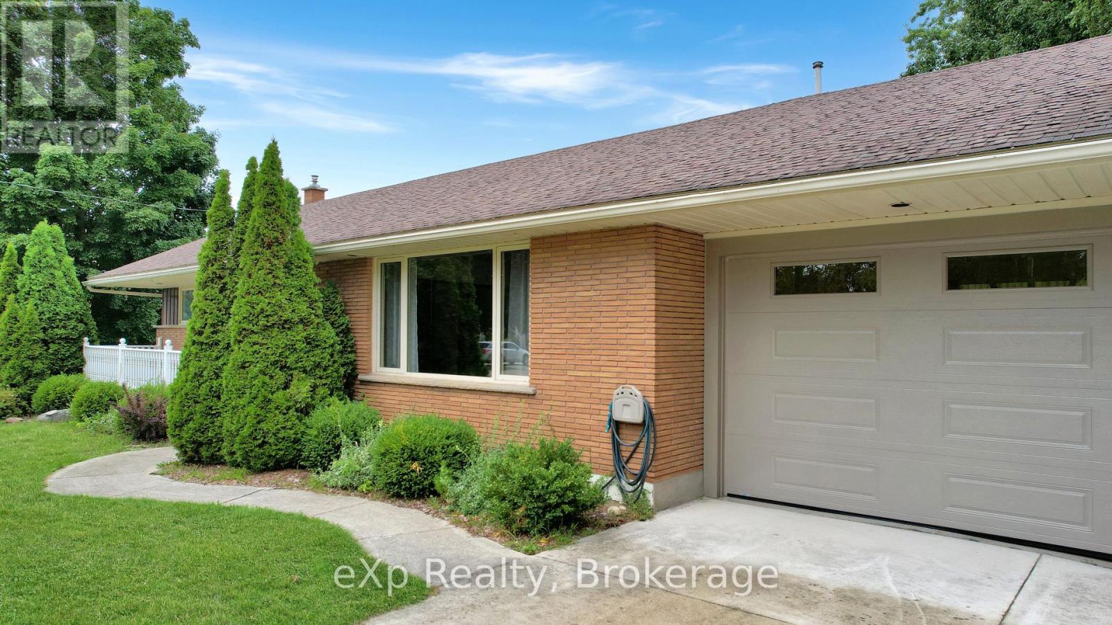 402 Mary Street, West Grey, Ontario  N0G 1C0 - Photo 4 - X12367360