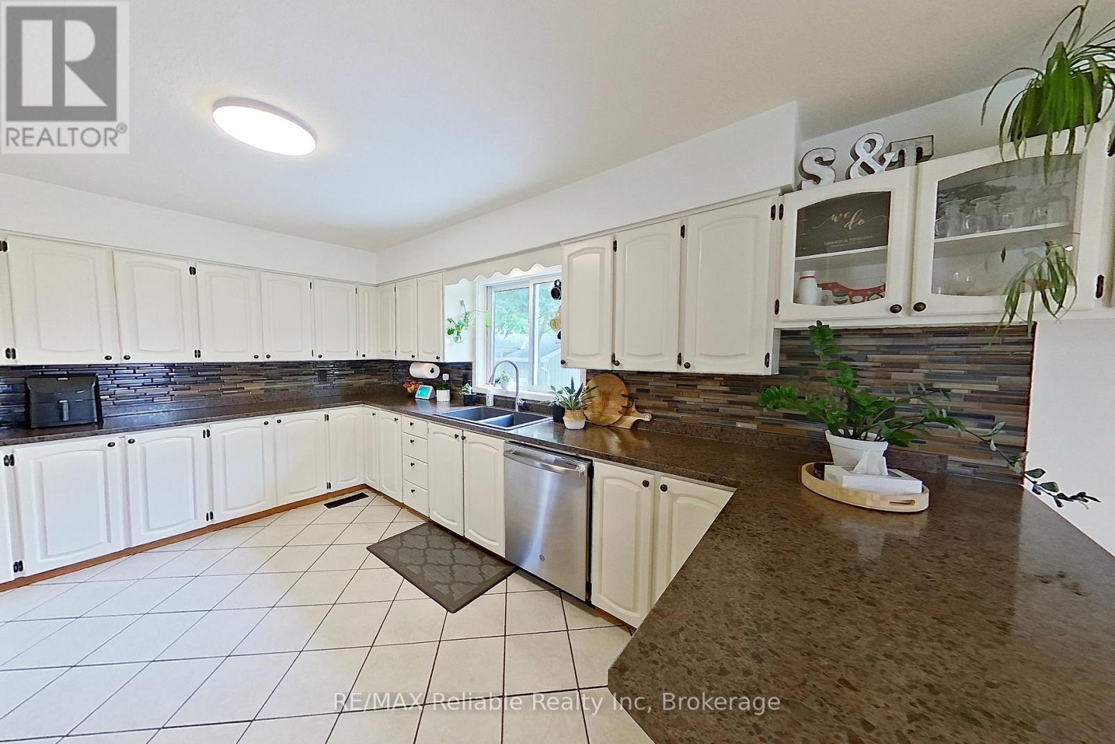 212 James Street, Central Huron, Ontario  N0M 1L0 - Photo 10 - X12367449