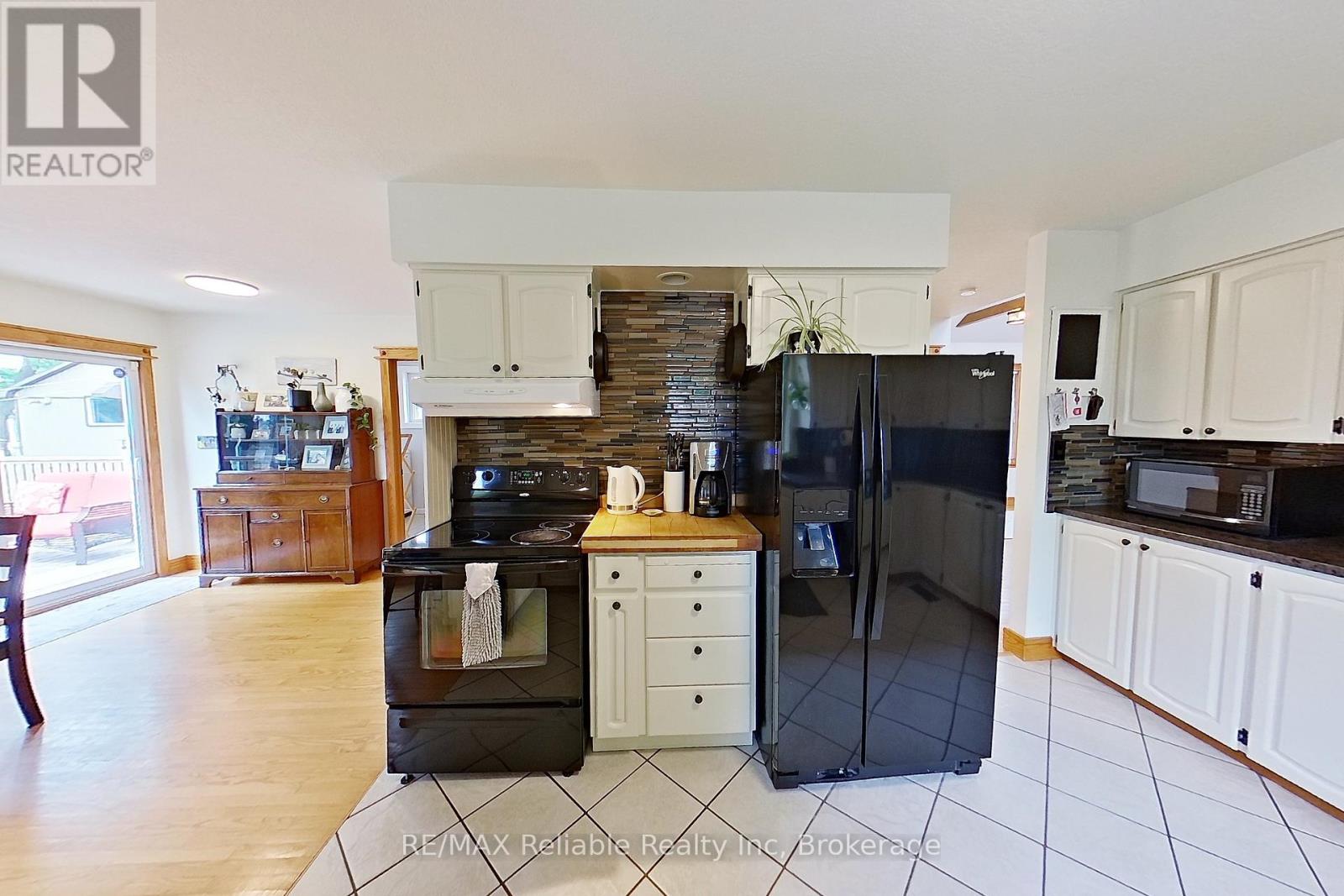 212 James Street, Central Huron, Ontario  N0M 1L0 - Photo 9 - X12367449