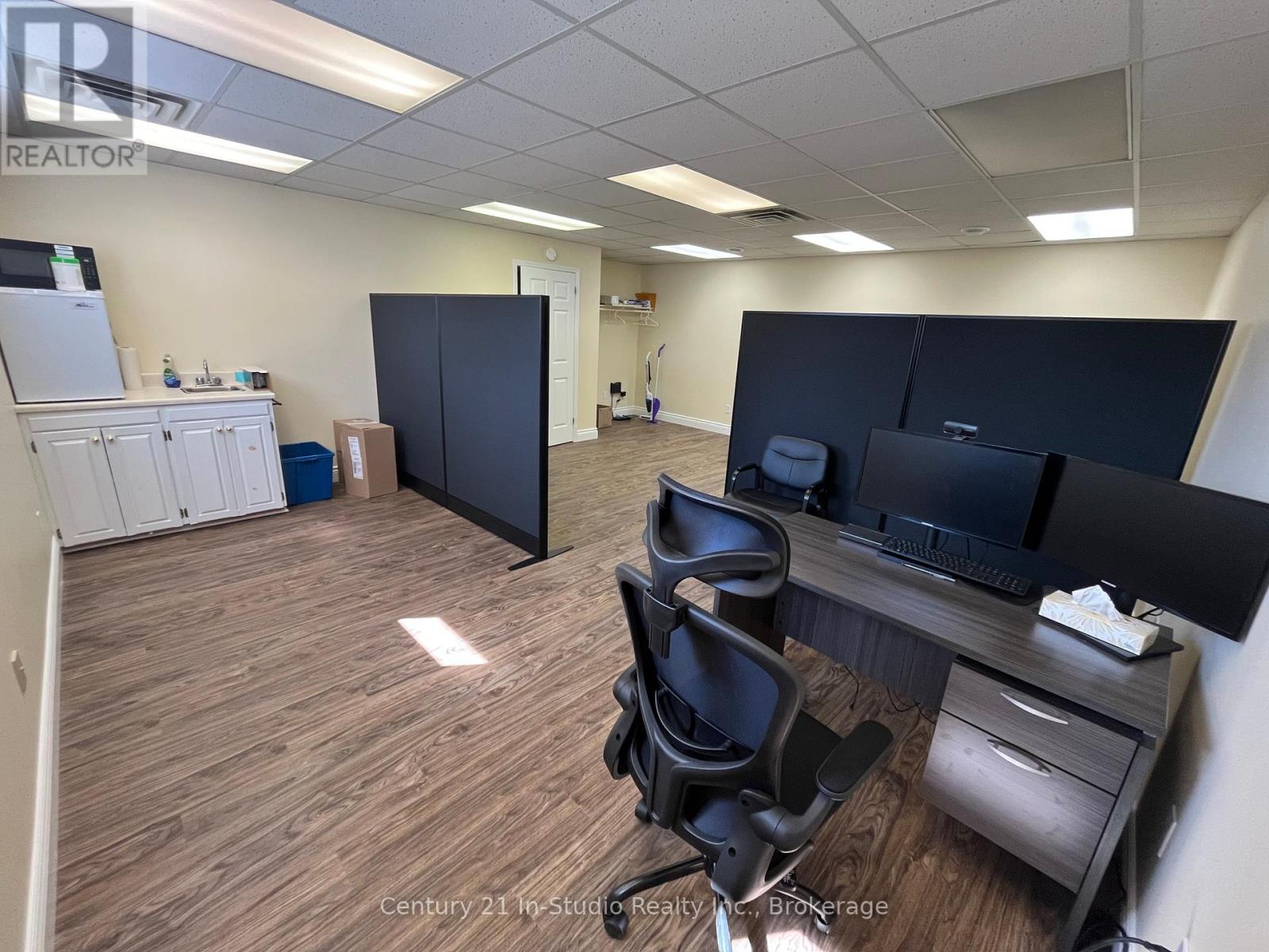 910c Queen Street, Kincardine, Ontario  N2Z 2Y2 - Photo 5 - X12367583