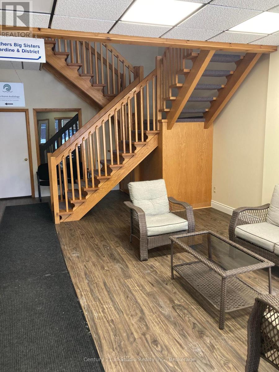 910c Queen Street, Kincardine, Ontario  N2Z 2Y2 - Photo 8 - X12367583