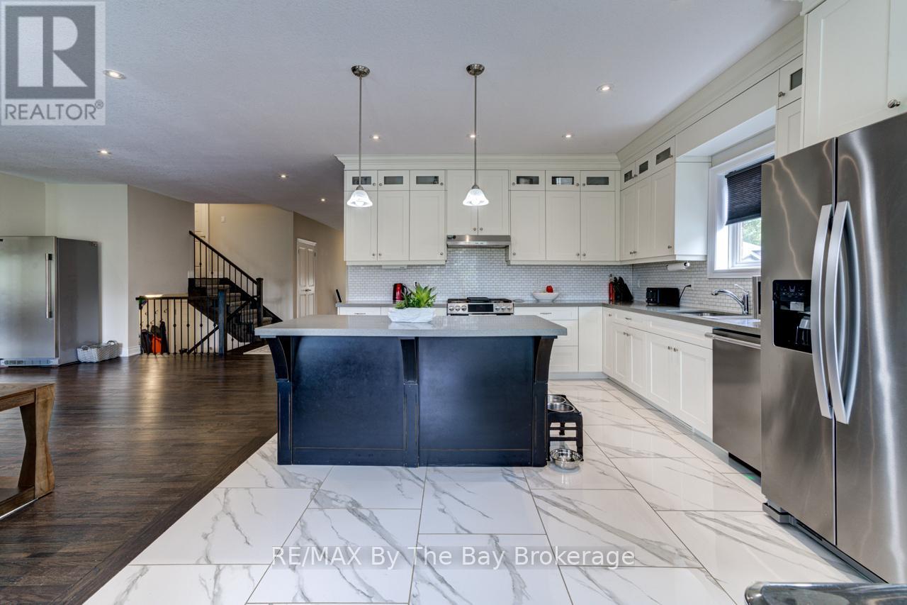 287 Robinson Road, Wasaga Beach, Ontario  L9Z 3A3 - Photo 3 - S12368222