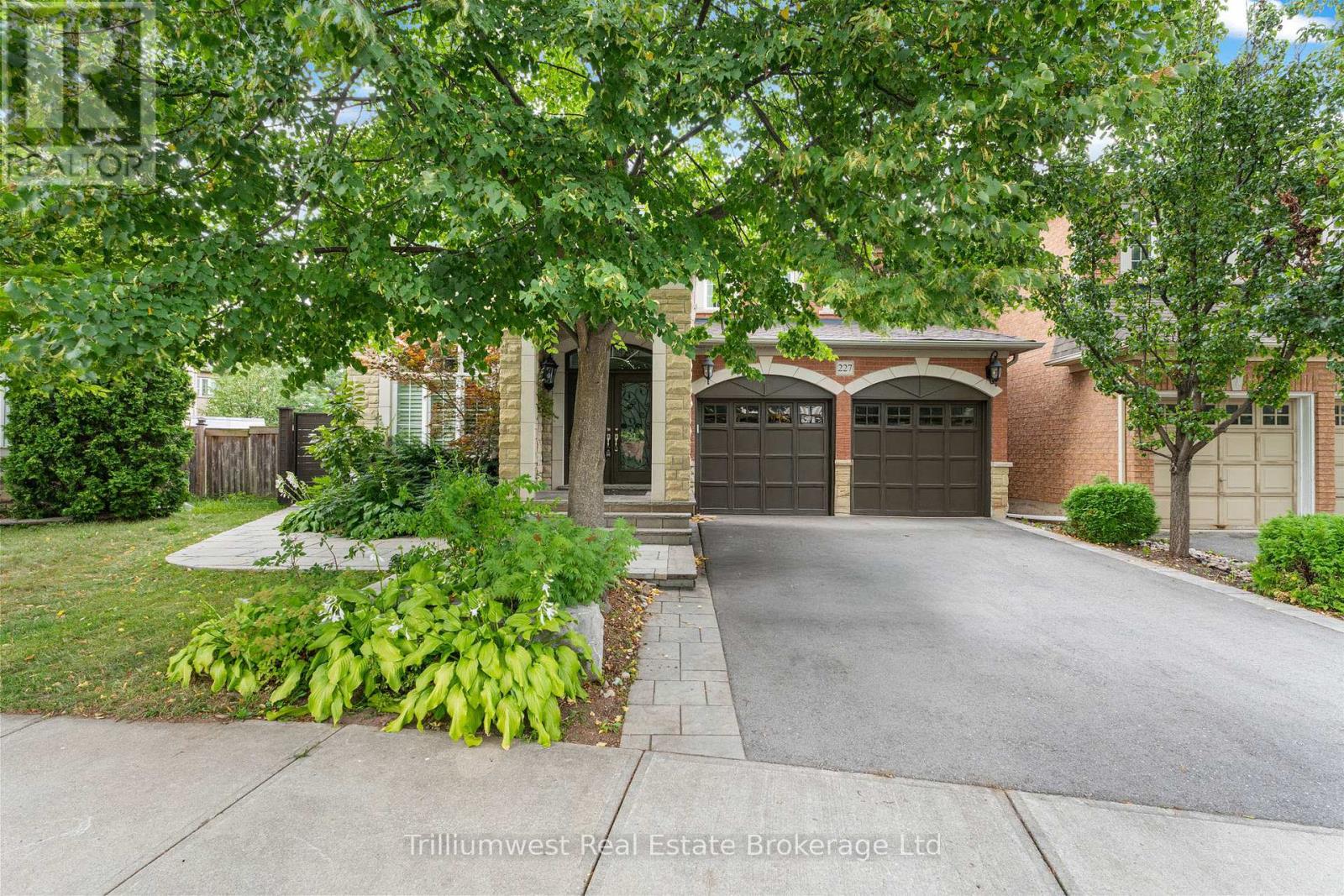227 Beechtree Crescent, Oakville, Ontario  L6L 0A5 - Photo 5 - W12368722