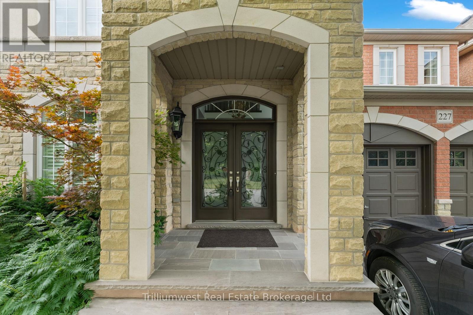 227 Beechtree Crescent, Oakville, Ontario  L6L 0A5 - Photo 6 - W12368722