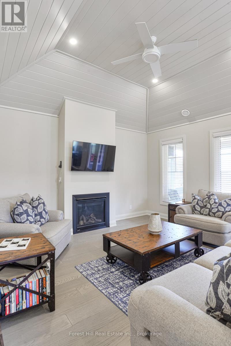 Unit 16 - 2054 Peninsula Road, Muskoka Lakes, Ontario  P0B 1G0 - Photo 12 - X12369294