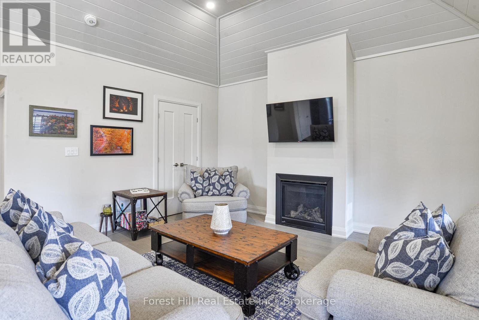 Unit 16 - 2054 Peninsula Road, Muskoka Lakes, Ontario  P0B 1G0 - Photo 13 - X12369294
