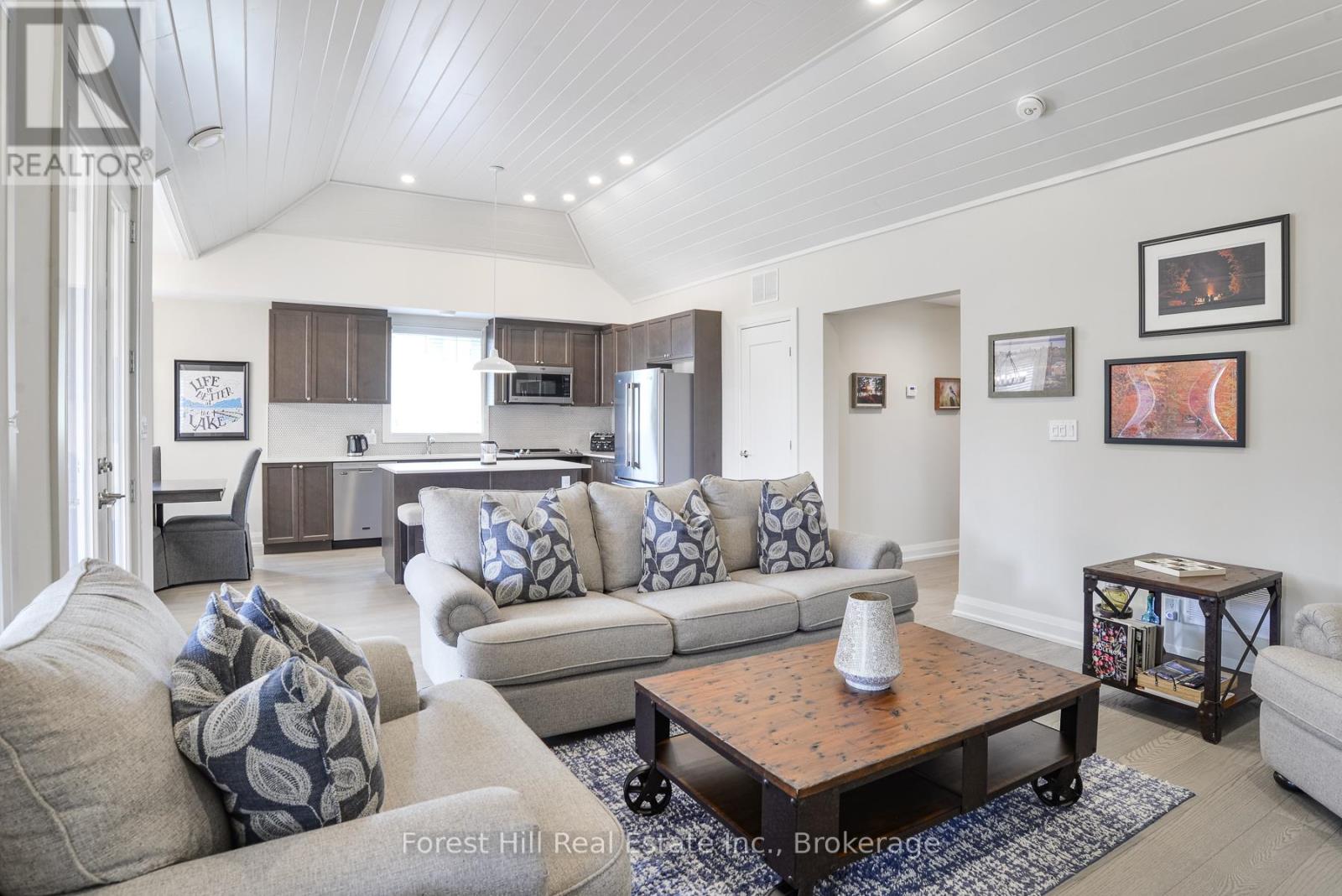 Unit 16 - 2054 Peninsula Road, Muskoka Lakes, Ontario  P0B 1G0 - Photo 15 - X12369294