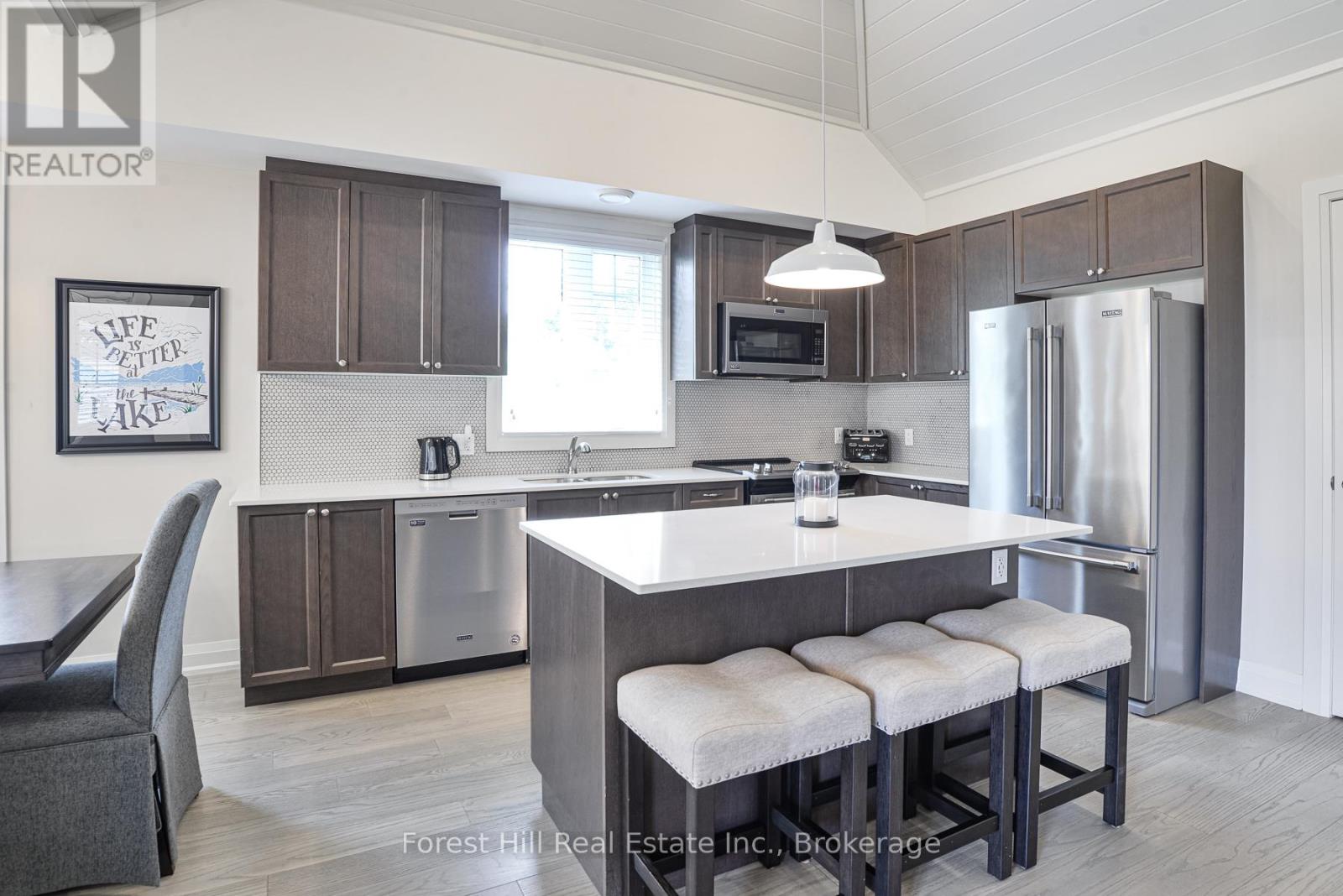 Unit 16 - 2054 Peninsula Road, Muskoka Lakes, Ontario  P0B 1G0 - Photo 16 - X12369294