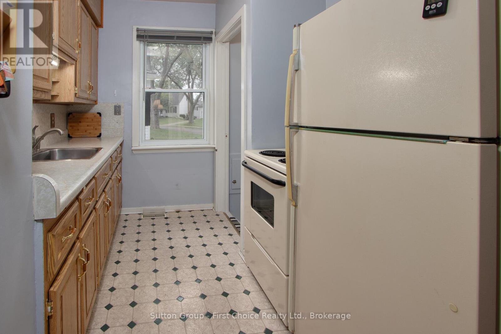 43 Normandy Drive, Stratford, Ontario  N5A 6A4 - Photo 12 - X12370075