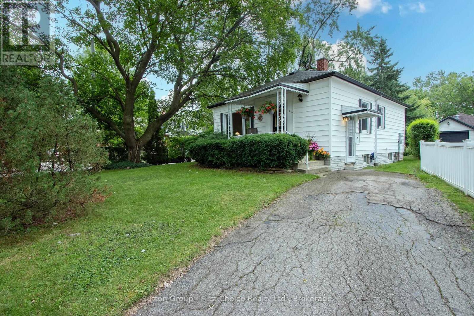 43 Normandy Drive, Stratford, Ontario  N5A 6A4 - Photo 4 - X12370075