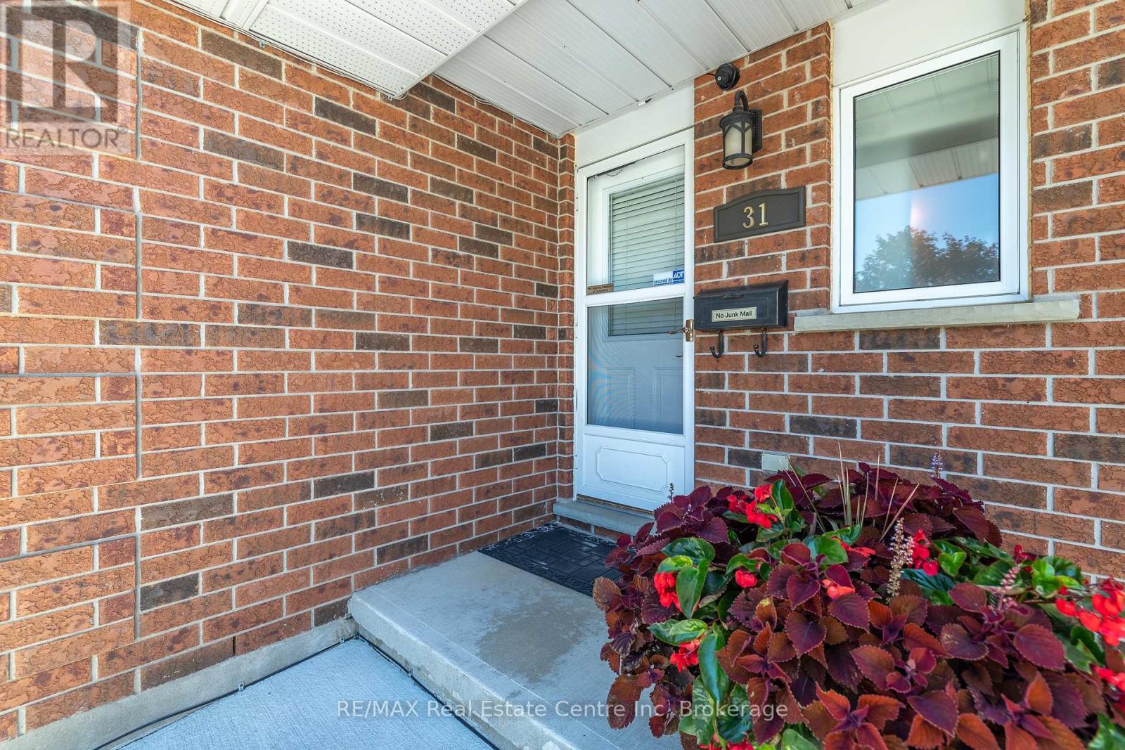 31 Bushmills Crescent, Guelph, Ontario  N1K 1T6 - Photo 2 - X12370208
