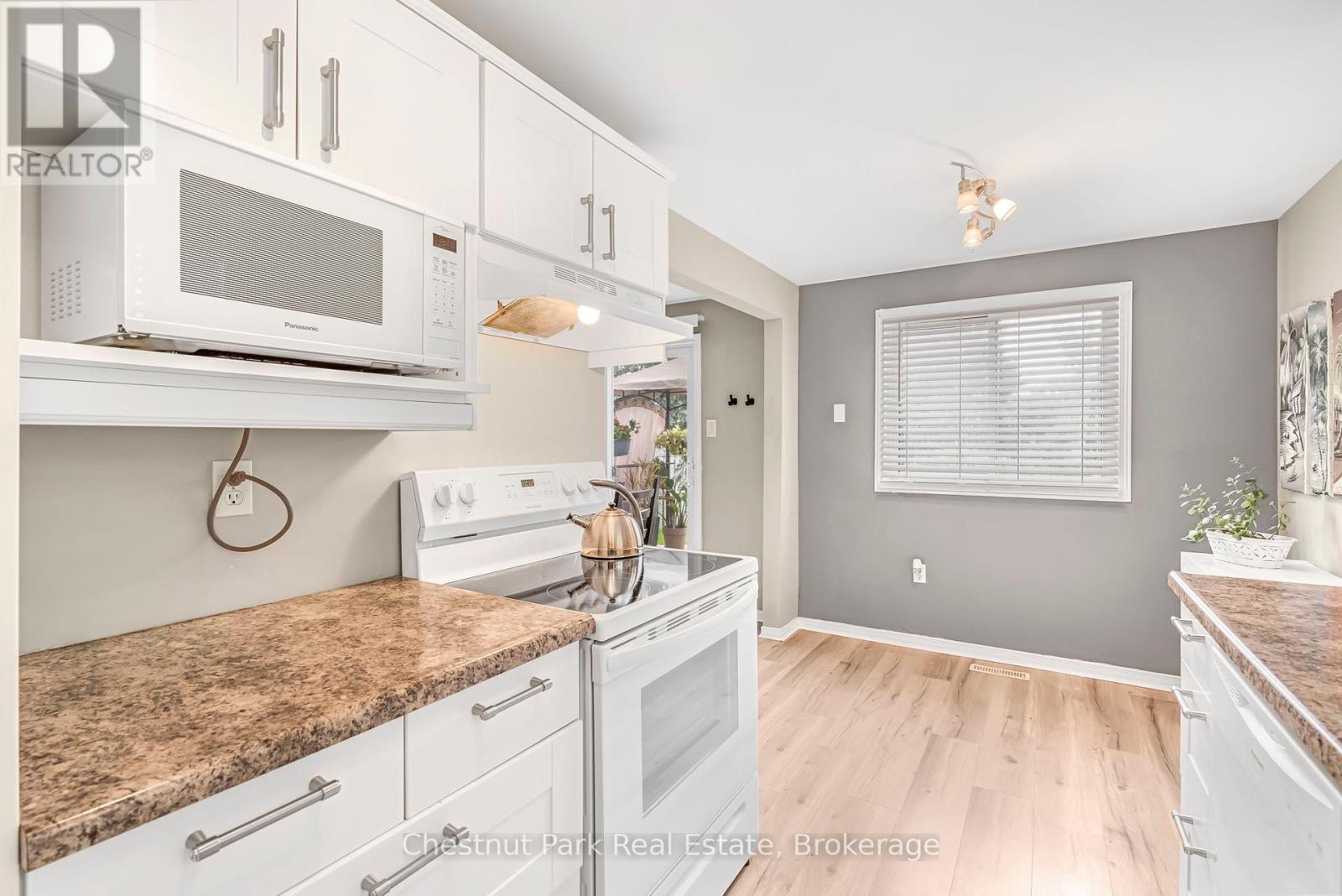 204 Hickling Trail, Barrie, Ontario  L4M 5X4 - Photo 13 - S12370831