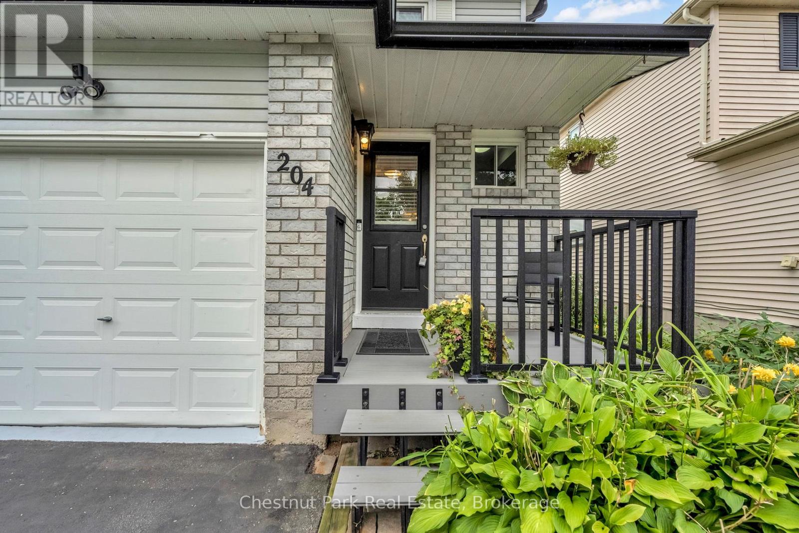 204 Hickling Trail, Barrie, Ontario  L4M 5X4 - Photo 4 - S12370831