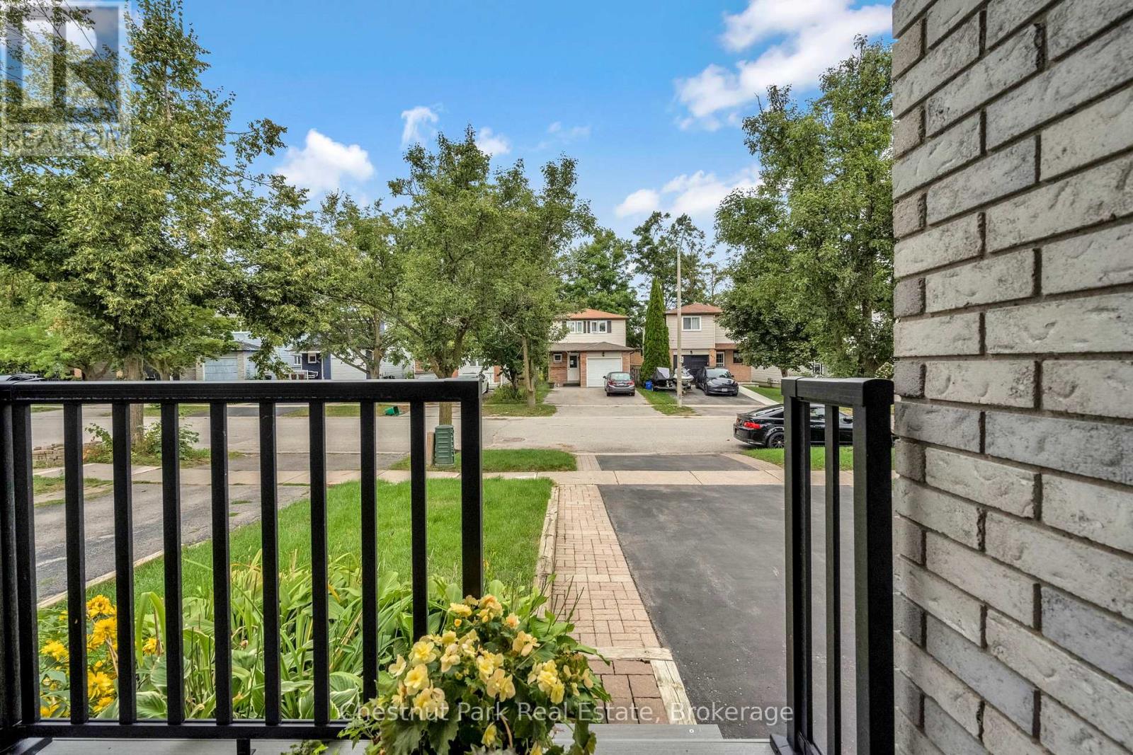 204 Hickling Trail, Barrie, Ontario  L4M 5X4 - Photo 5 - S12370831