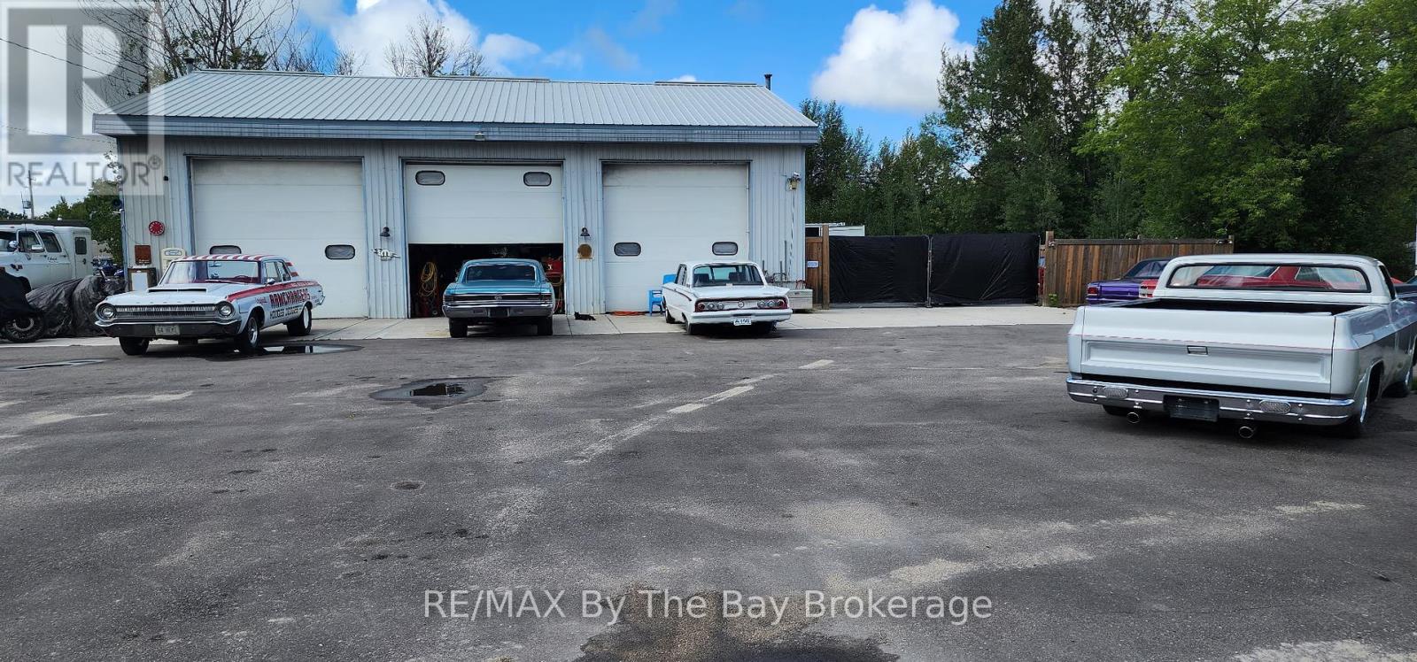 212 Beech Street, Clearview, Ontario  L0M 1S0 - Photo 2 - S12370858