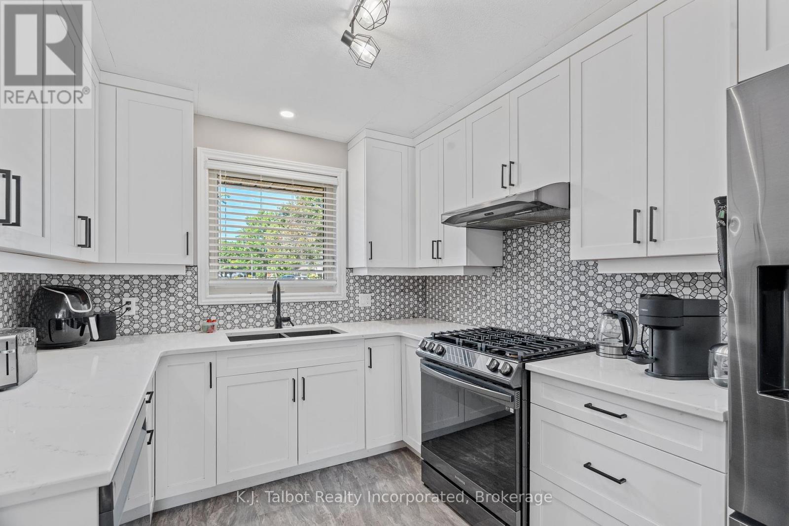 47 Suncoast Drive W, Goderich, Ontario  N7A 4H1 - Photo 6 - X12370888