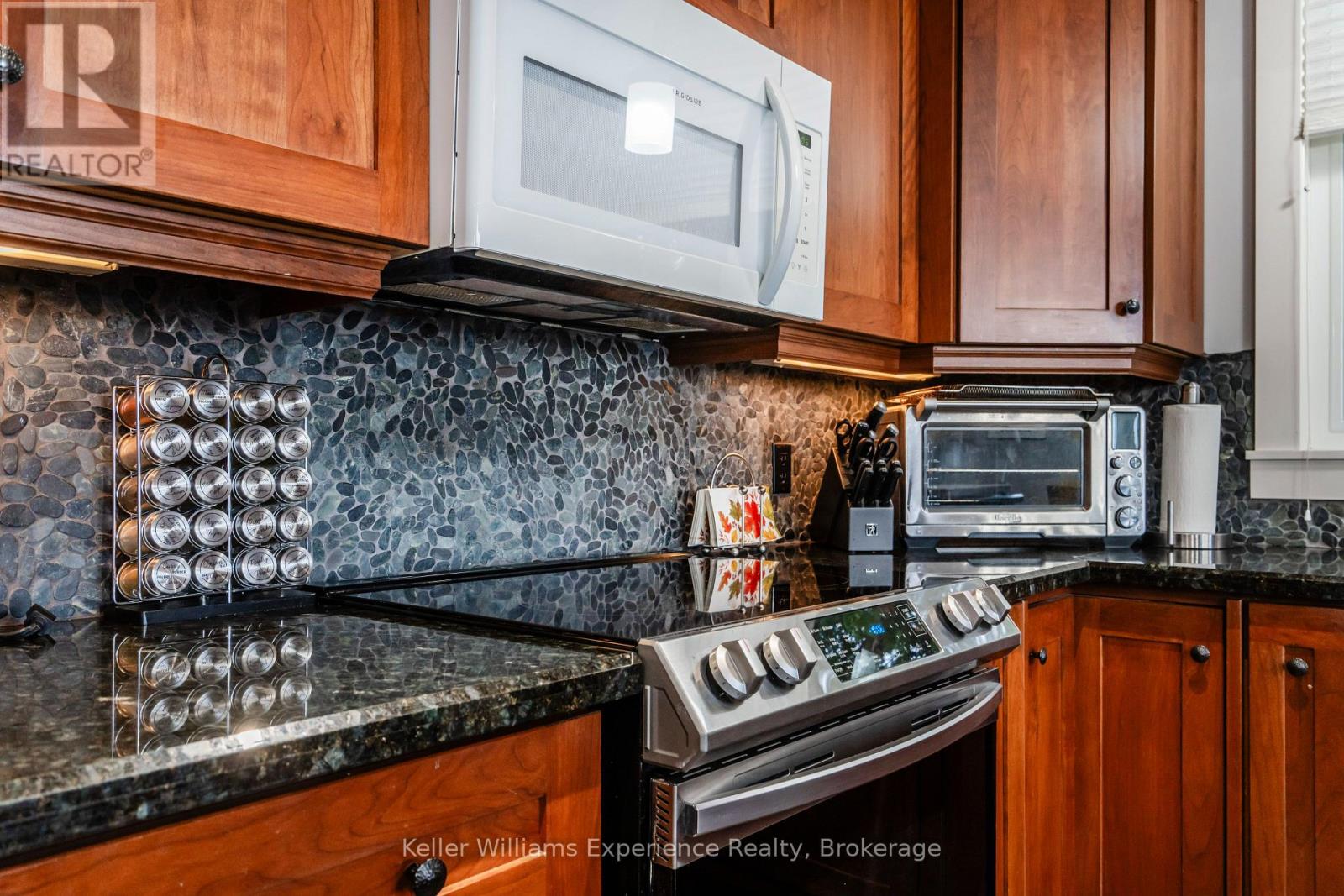 1749 Champlain Road, Tiny, Ontario  L9M 0C1 - Photo 4 - S12370947