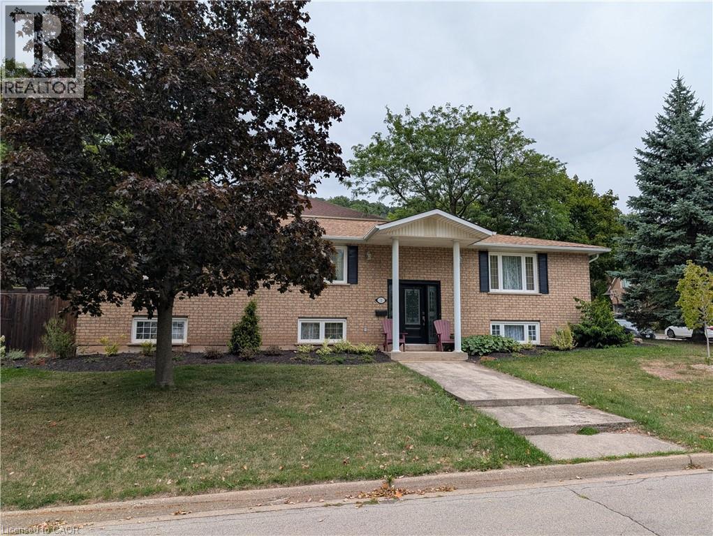 1 RENATA Court, Dundas, Ontario