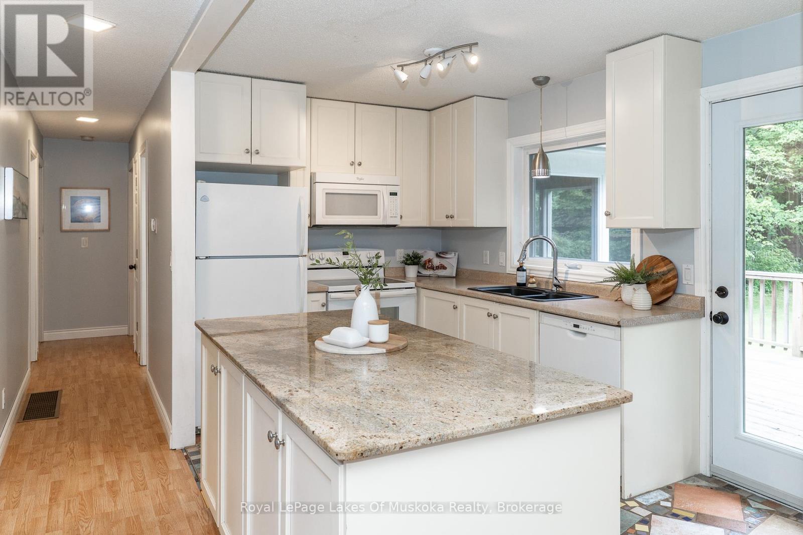 70 Meadow Heights Drive, Bracebridge, Ontario  P1L 1A3 - Photo 7 - X12372183