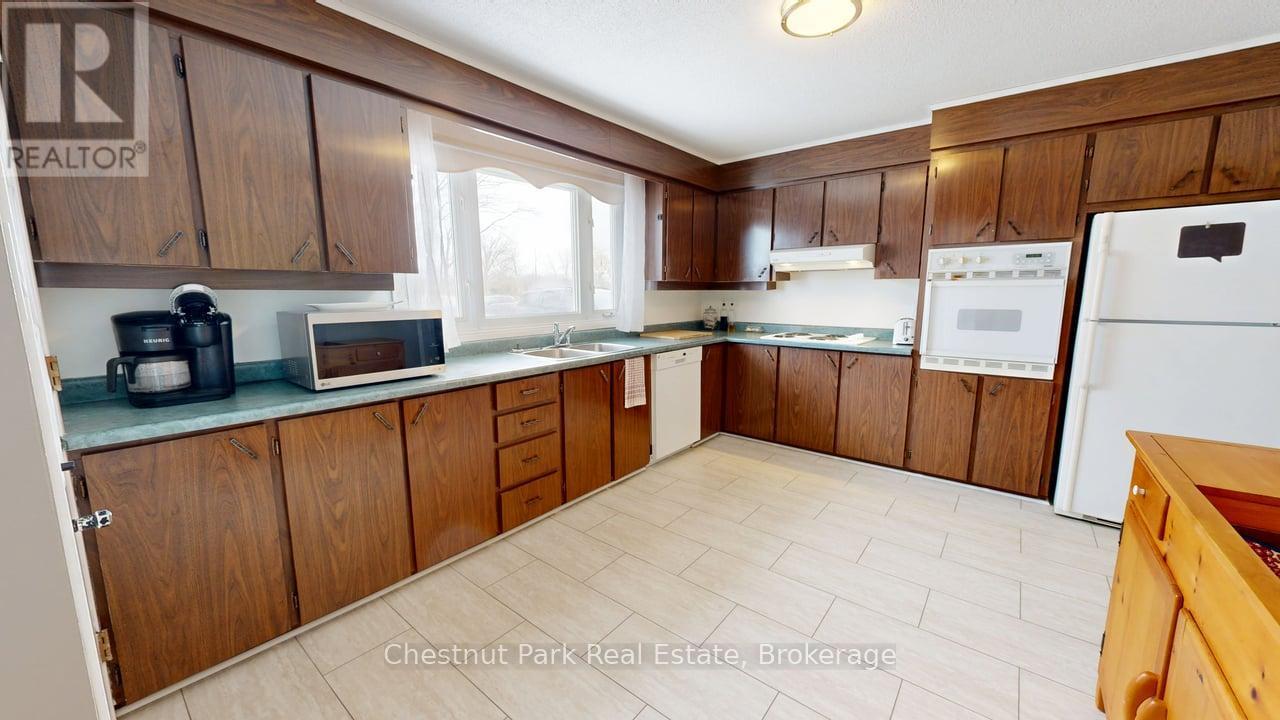 381 High Street, Georgian Bay, Ontario  P0C 1H0 - Photo 2 - X12376665