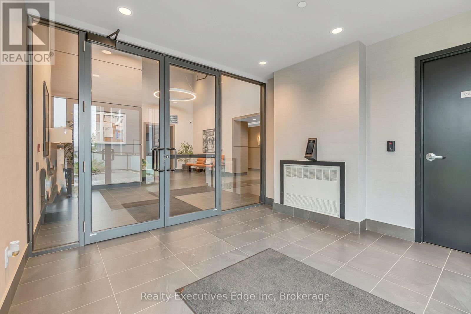 304 - 50 Kaitting Trail, Oakville, Ontario  L6M 5N3 - Photo 4 - W12380846