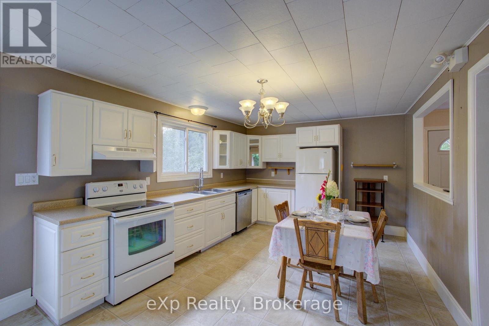 2033 Mill Street, Howick, Ontario  N0G 1X0 - Photo 33 - X12382289