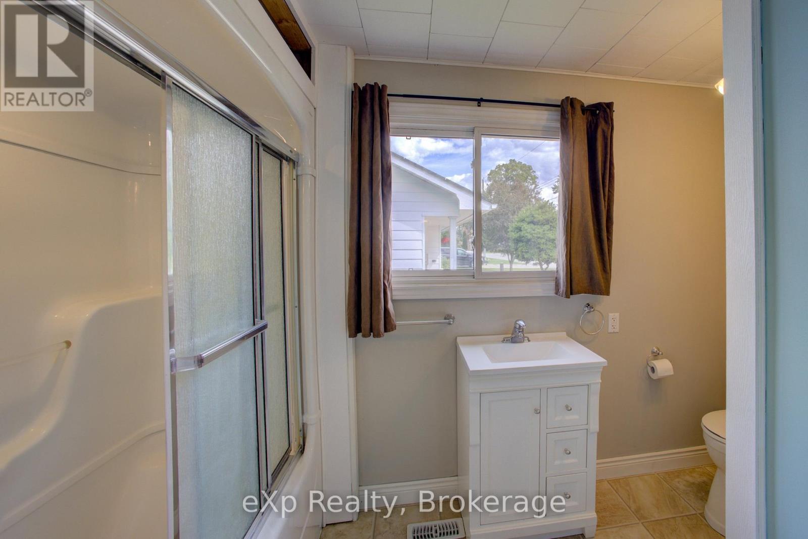 2033 Mill Street, Howick, Ontario  N0G 1X0 - Photo 36 - X12382289