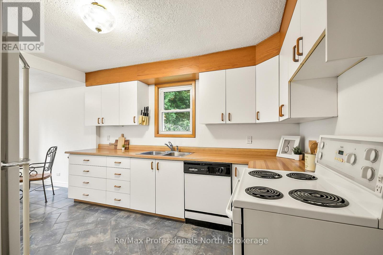 655 Mary Street N, Gravenhurst, Ontario  P1P 1E8 - Photo 10 - X12383068