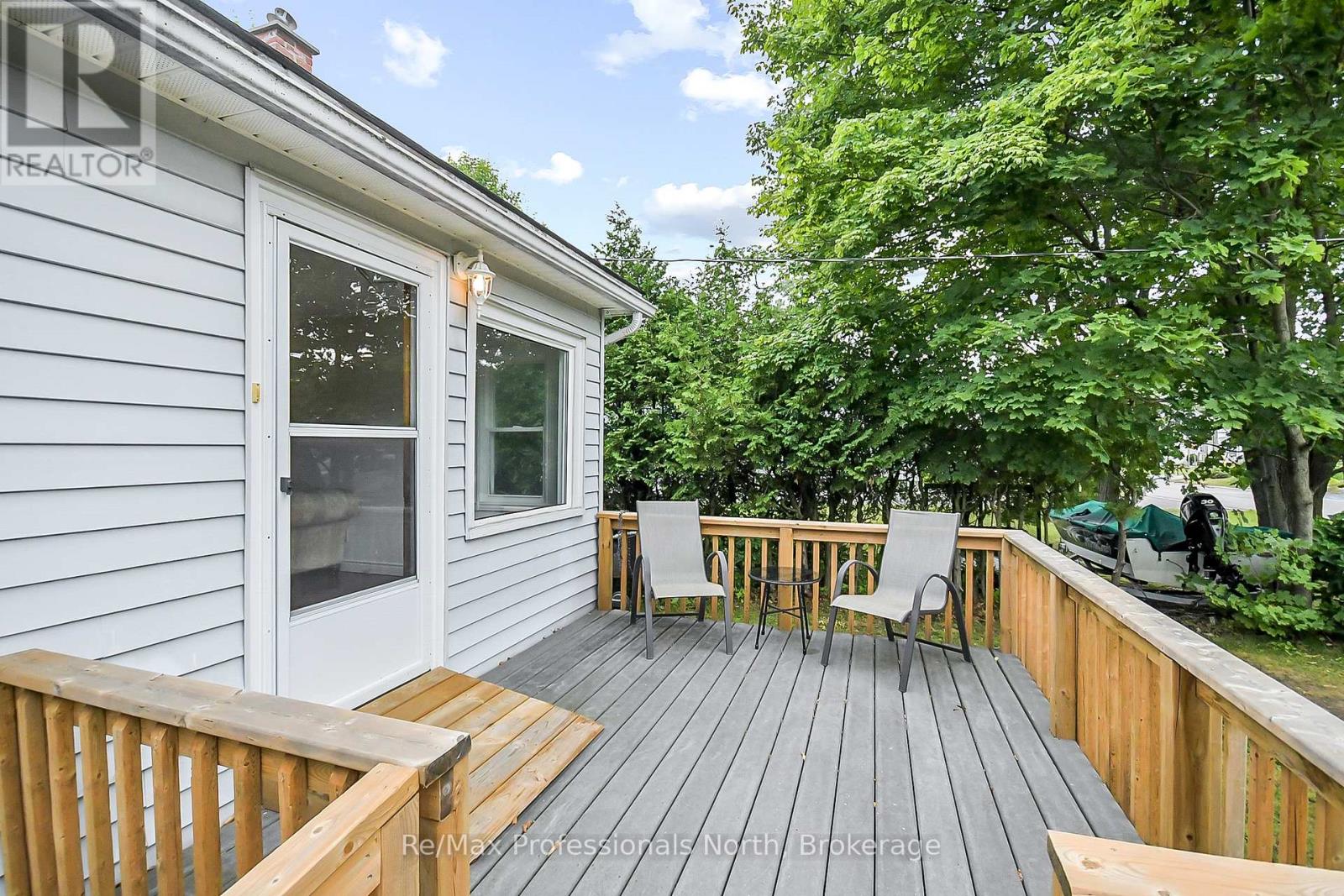 655 Mary Street N, Gravenhurst, Ontario  P1P 1E8 - Photo 3 - X12383068