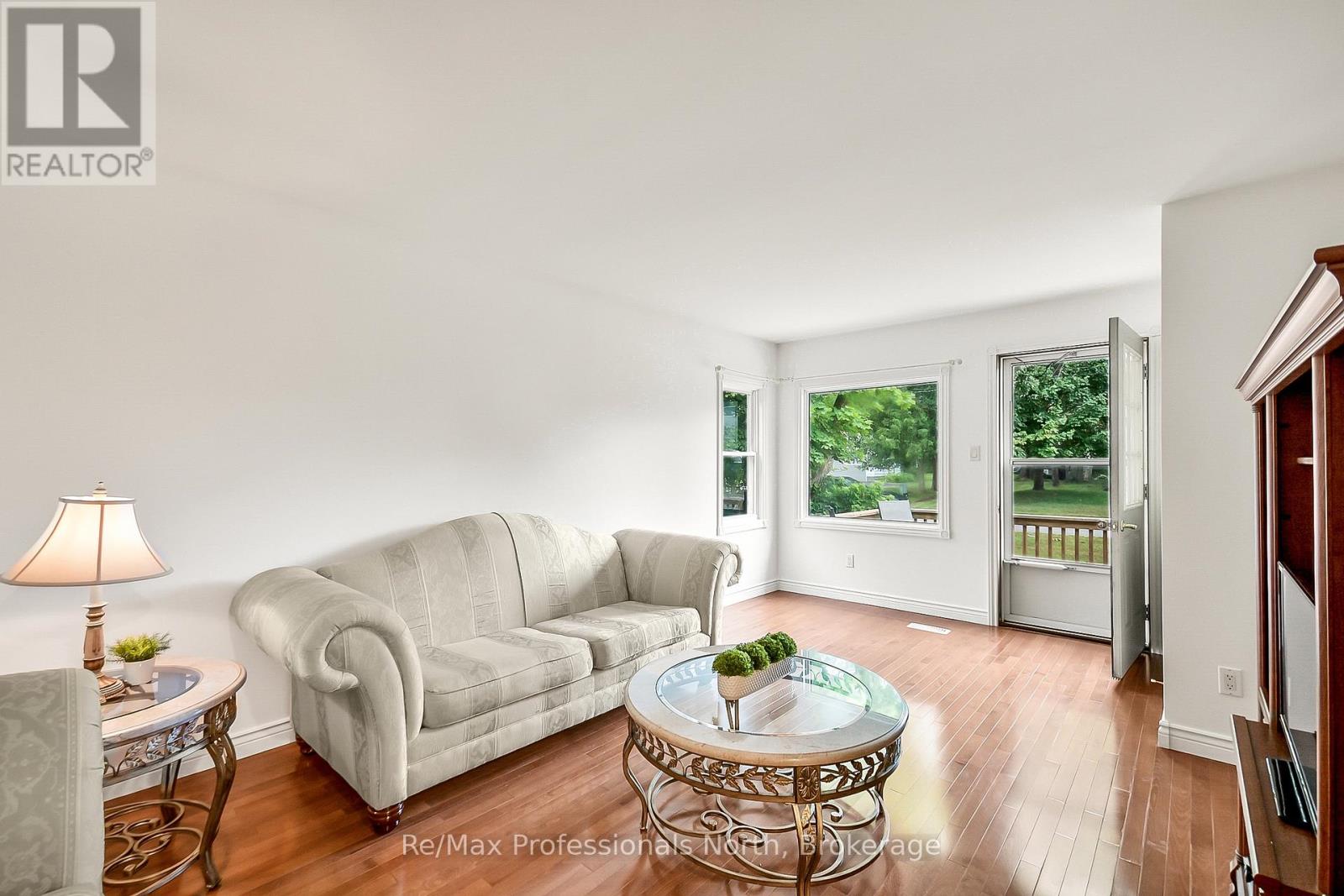655 Mary Street N, Gravenhurst, Ontario  P1P 1E8 - Photo 4 - X12383068