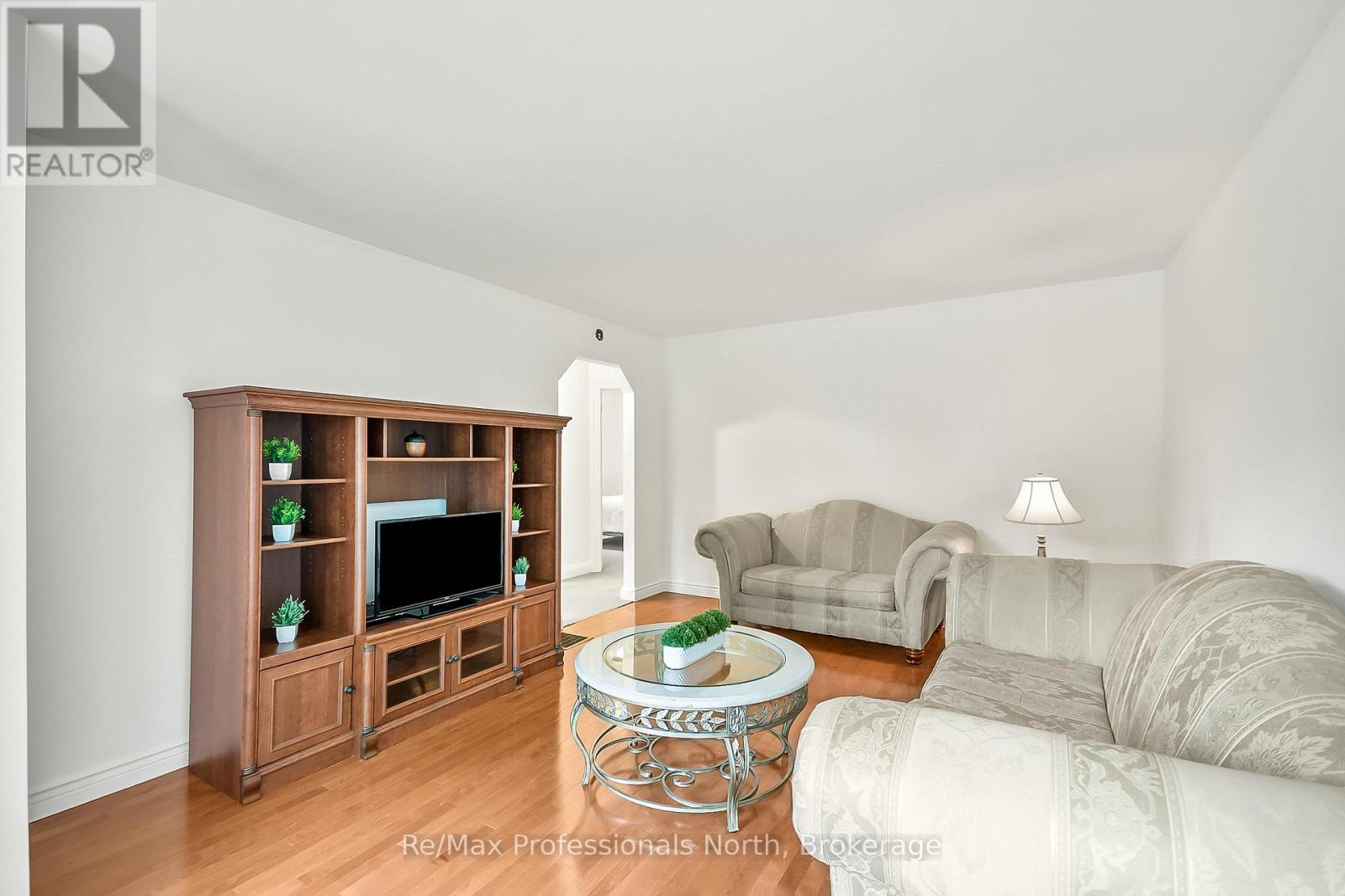 655 Mary Street N, Gravenhurst, Ontario  P1P 1E8 - Photo 5 - X12383068