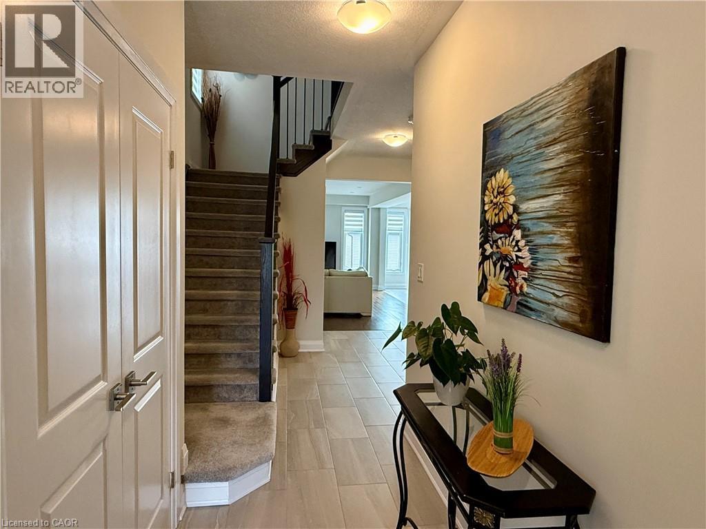 296 Chokecherry Crescent Crescent, Waterloo, Ontario  N2V 0H1 - Photo 3 - 40766572