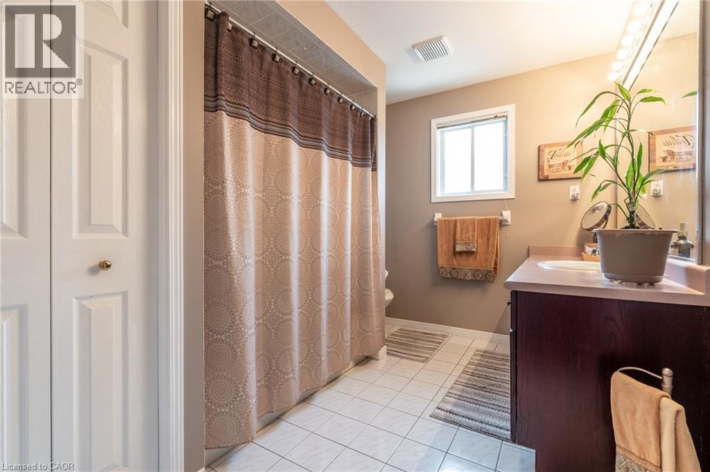 13 Loneoak Crescent, Stoney Creek, Ontario  L8J 2P4 - Photo 14 - 40766894