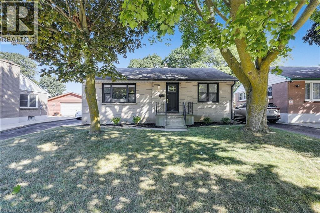 18 TWEEDSMUIR Avenue, London, Ontario